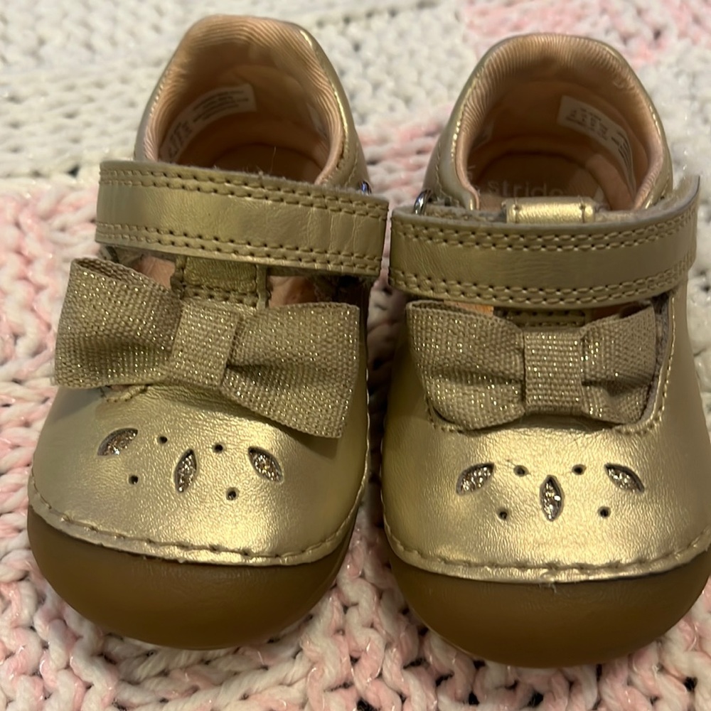 4 medium, Stride Rite, gold w sparkles & bows Mary Jane adorable shoes.